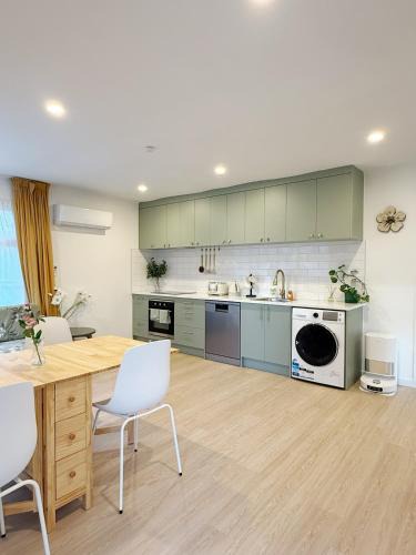 Mount Eden Villa | Free parking a fully renovated century old building, just a 5 minute drive to the city center Unit 4