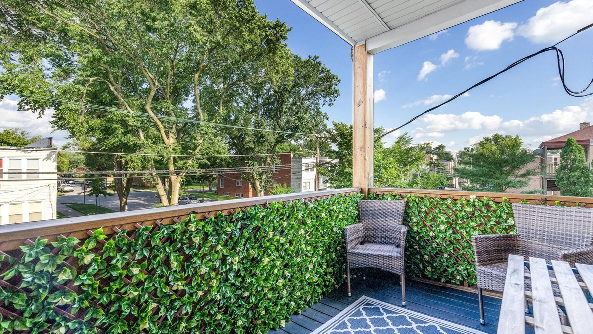 Skokie Condo | Free Parking, Balcony near Universities, NAPA, Ravinia and train to Chicago