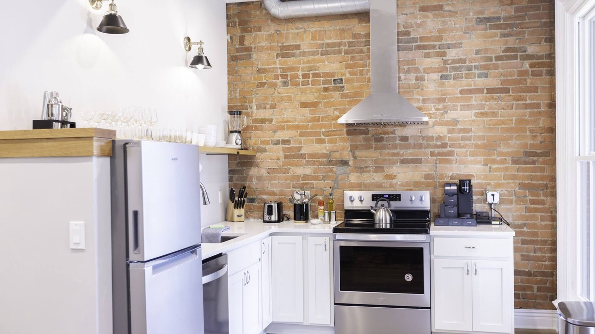 Short North Apartment | Free Parking | King Bed