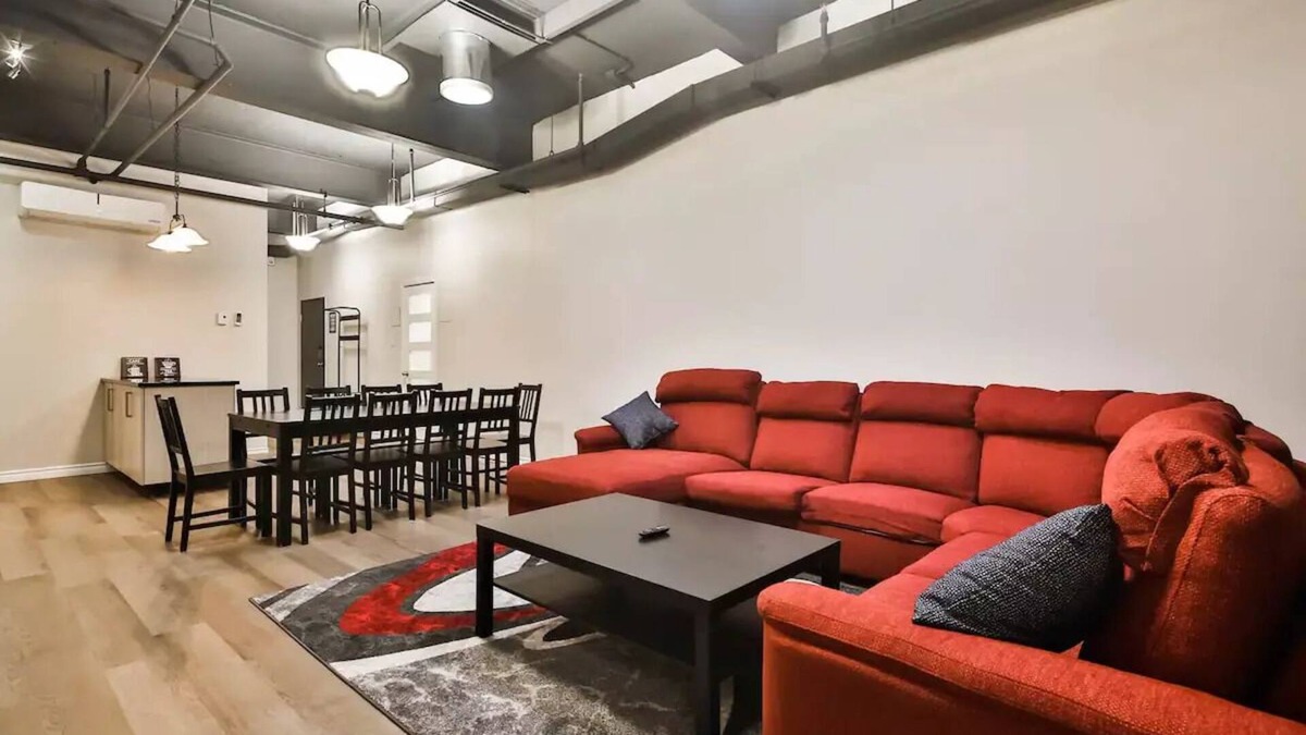 Quartier des Spectacles Apartment | FREE PARKING ♫ Music Theme ♫ Location ❤ of City ★ - Superhost on Airbnb