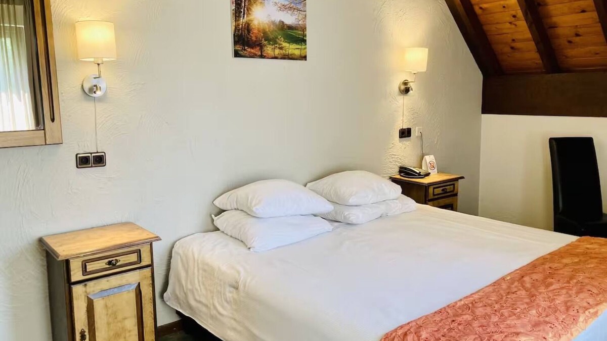 Lekkerkerk House | Free Parking | Outdoor Pool & Terrace Dining in a Relaxing Countryside Setting