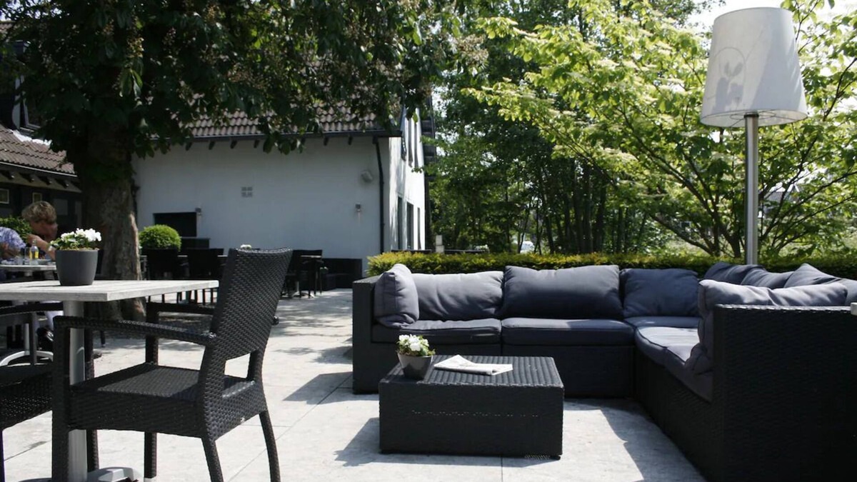Lekkerkerk House | Free Parking Retreat with Pool, Terrace Dining & Scenic Bicycle Trails Nearby