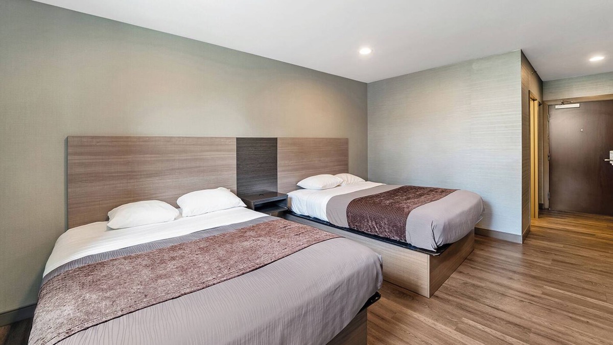 Foxboro Hotel | FREE Parking! Short Drive to Foxboro Sports Center, Offers FREE Breakfast!