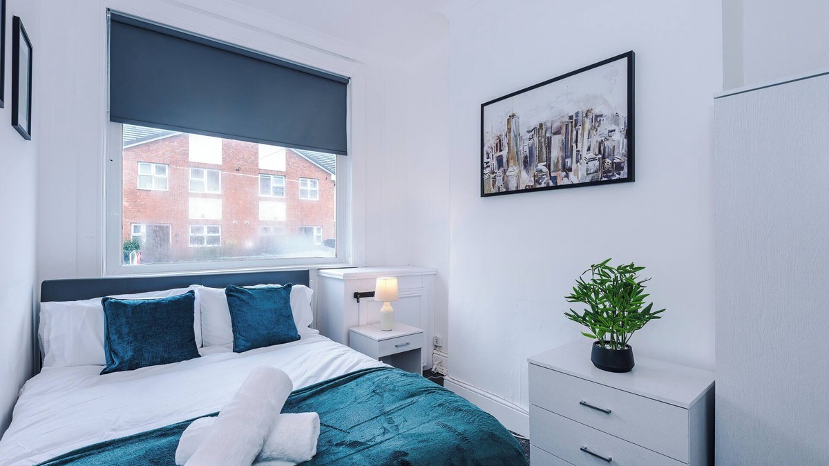 Forsbrook House | FREE Parking, Stoke, Sleeps up to 10, 4 bedrooms