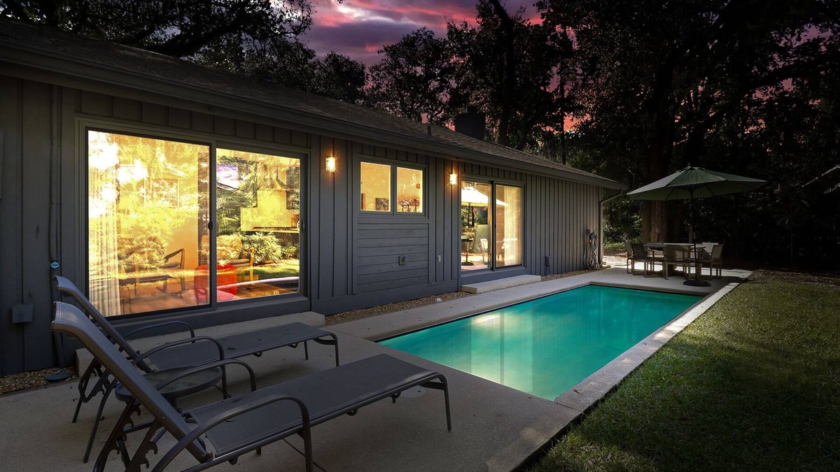Lawton Woods House | FREE Pool Heat ~ Upscale Home, Private Pool, Pet Friendly ~ 7 Pender Lane