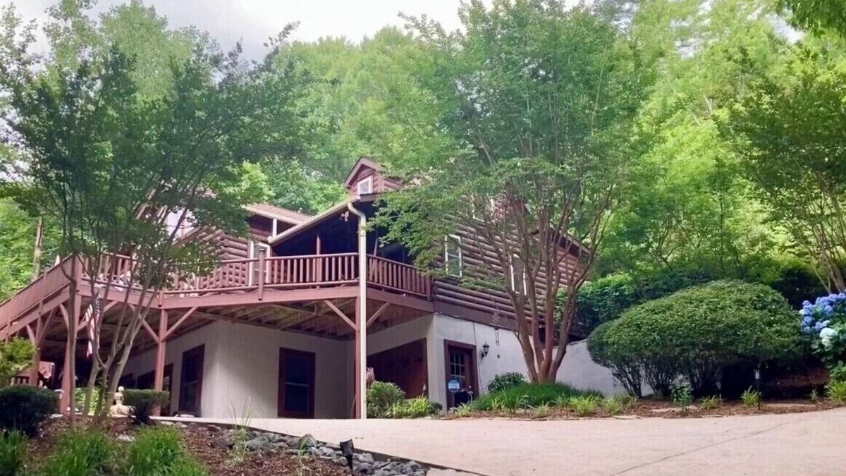 Lake Lure Cabin | Free private boat tour…weather permitting…5 Min Walk to Beach and Marina