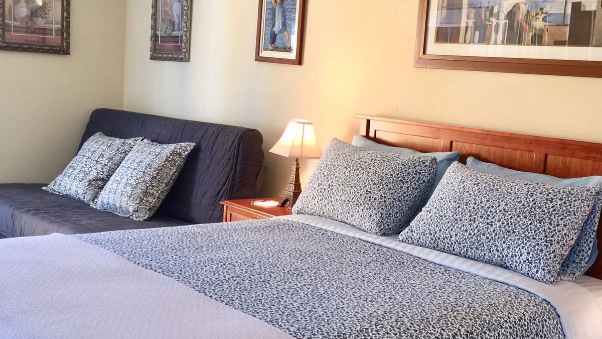 Ellsworth Apartment | Free Shuttle Studio with Private Entrance Near The PDX Airport