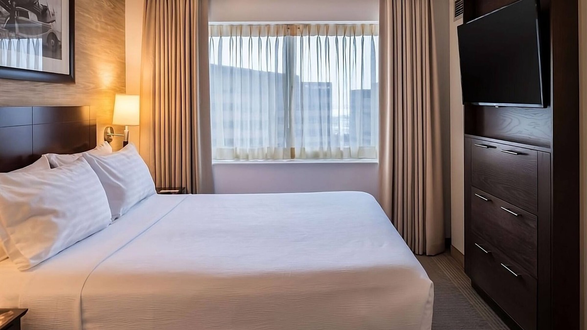 O'Hare Resort | Free Shuttle to Chicago O'Hare Intl Airport! Pet-friendly Property!