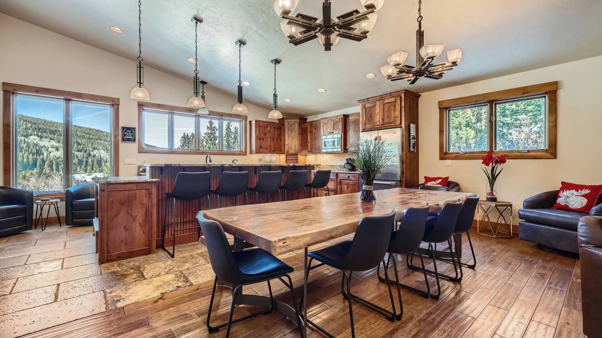 Blue River House | Free SkyCard - Spacious Luxury Home, Private Hot Tub, Theater - Casa de Plata
