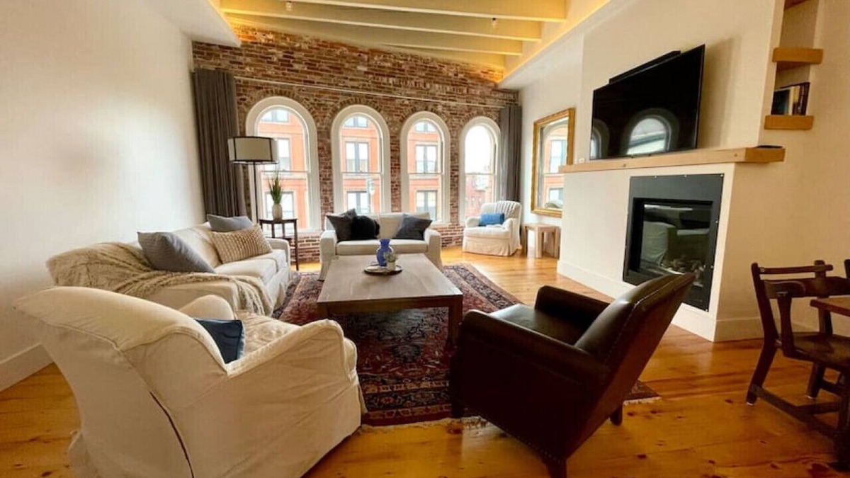 Downtown Portland Apartment | Free St Apt D · New Luxury Apt/Arts Dist/Sleeps8