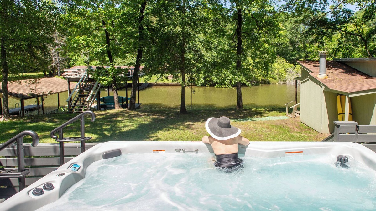Enchanted Oaks House | FREE Swim Hot Tub! Nestled in the Trees on Cedar Creek Lake