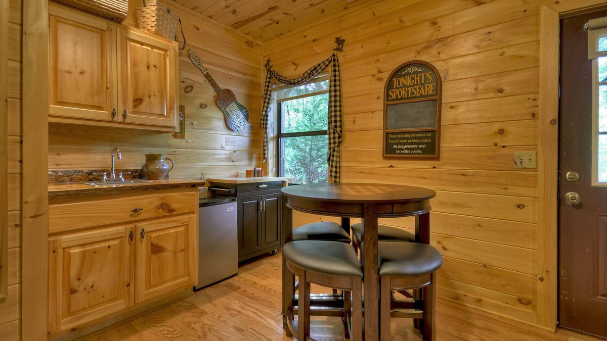 Epworth Cabin | *Free Whitewater Rafting & Ziplining* Enjoy Fightingtown Creek access in this spectacular cabin