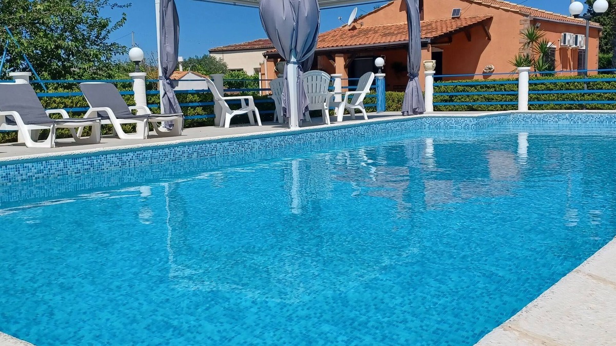 Agrigento Villa | FREE WI-FI. ELEGANT INDEPENDENT VILLA WITH PRIVATE POOL SURROUNDED BY GREEN