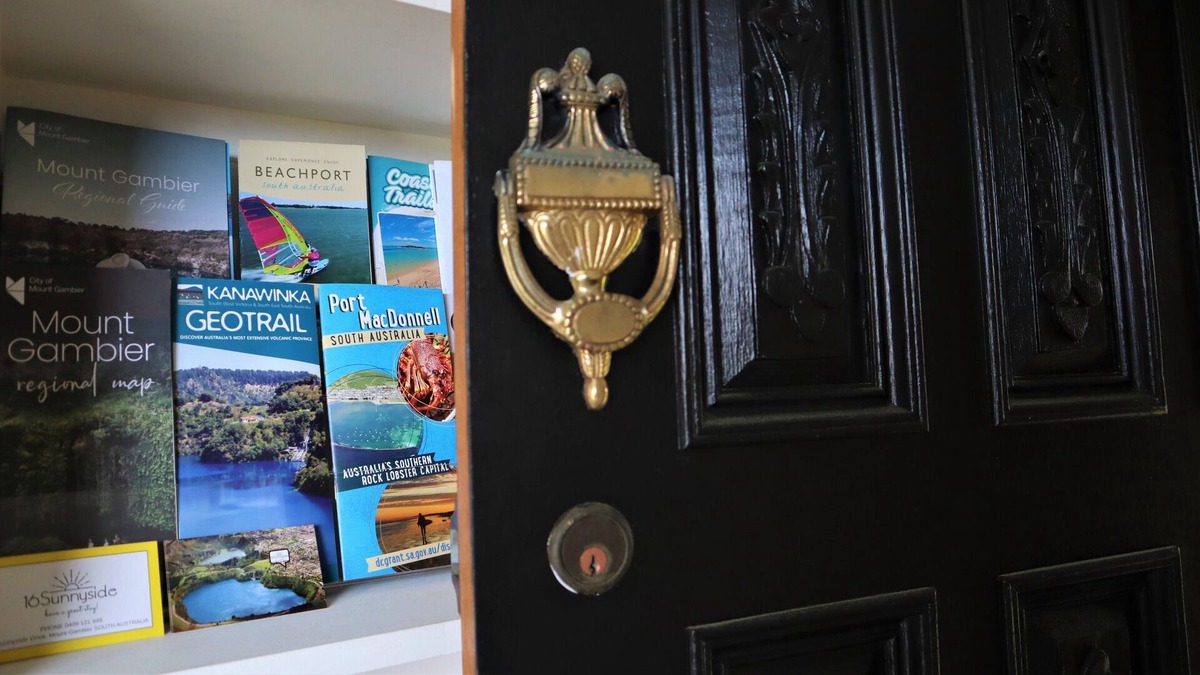 Mount Gambier House | Free Wine + Choc Winter Deal* Prime Blue Lake location. Space and comfort for 6