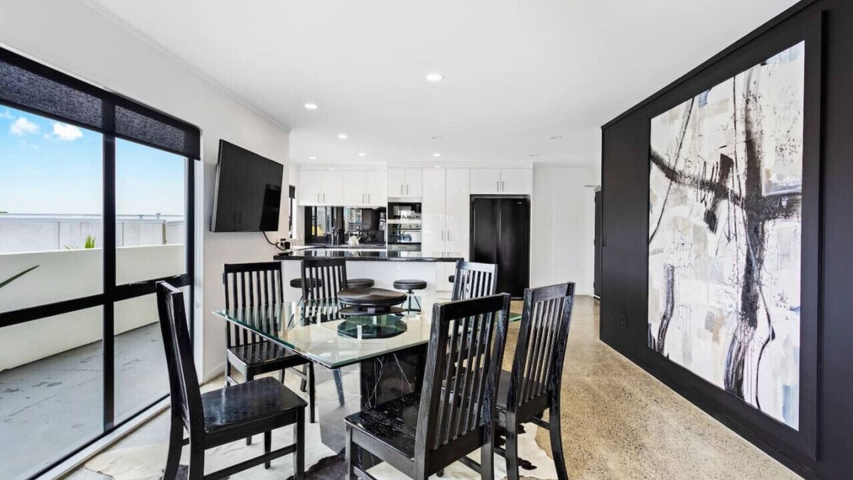 Manukau City Apartment | Freeman Escape with garage parking