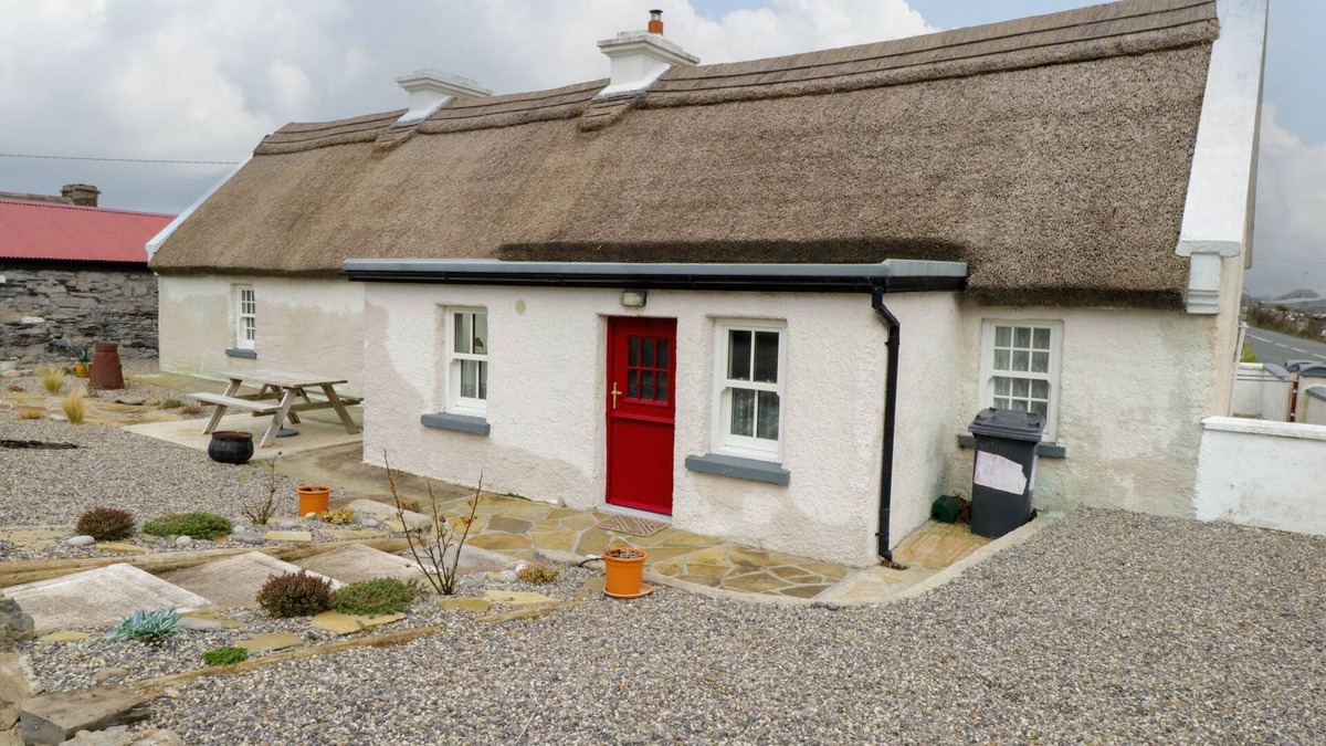 Keadue Cottage | FREEMANS COTTAGE, family friendly in Enniscrone, County Sligo