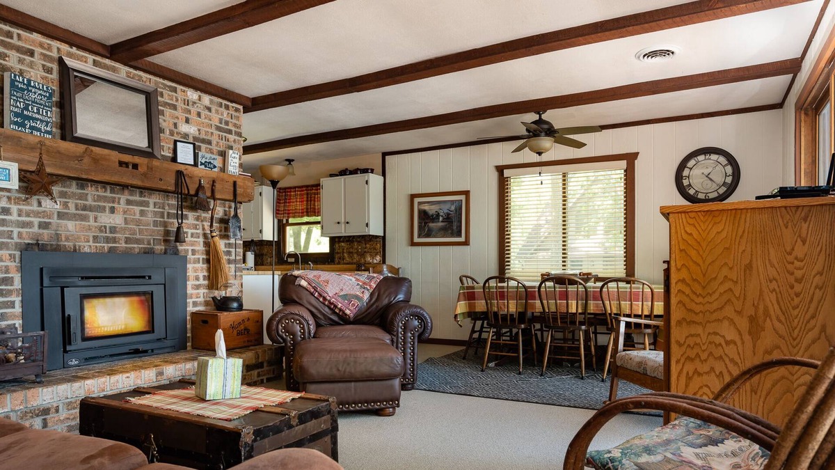 Wautoma Cottage | freenite w/wknd off season Cabin lake hottub kayaks paddleboard pier fireplaces