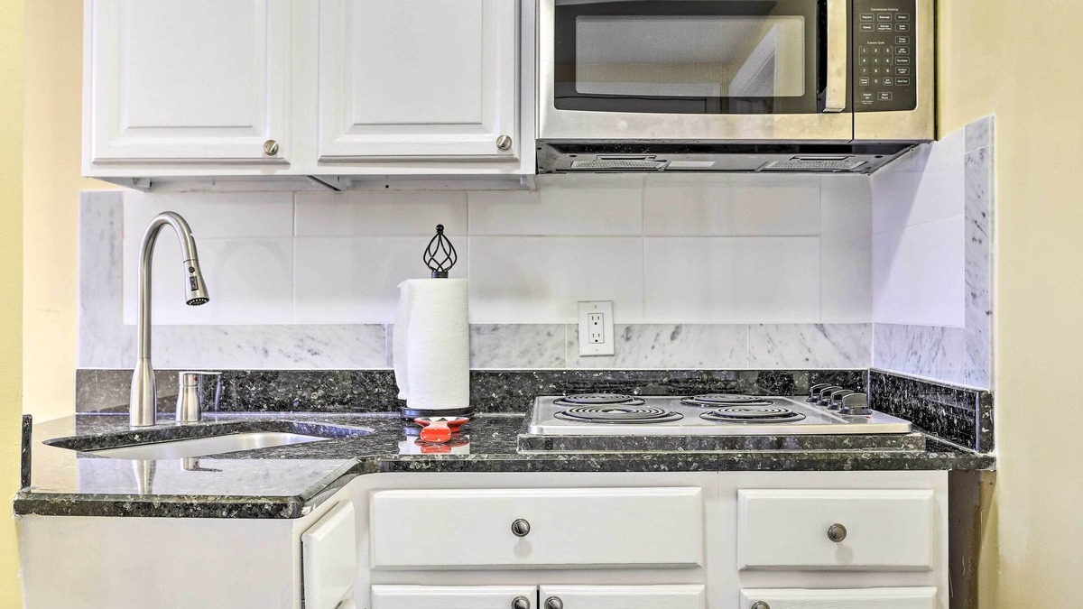 Freeport's Nautical Mile House | Freeport Guesthouse - Walk to Nautical Mile!