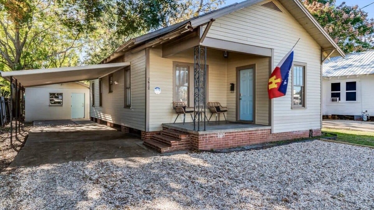 Freetown - Port Rico House | Freetown Hideaway: Private Room, Full Kitchen, Garden & Free Parking