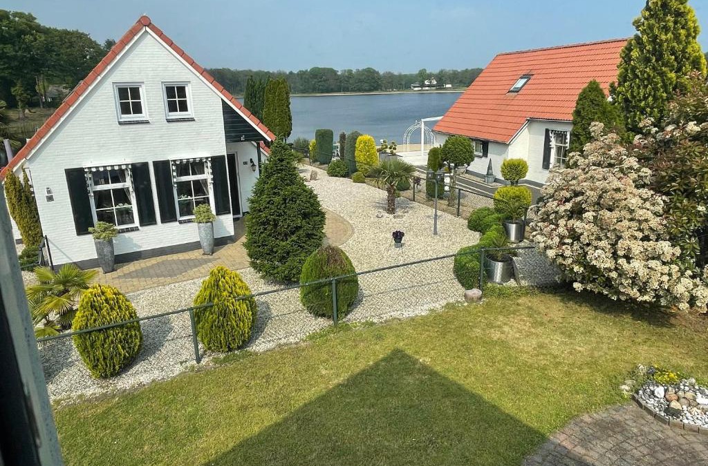 Heel House | Freistehendes Ferienhaus am See Nähe Roermond