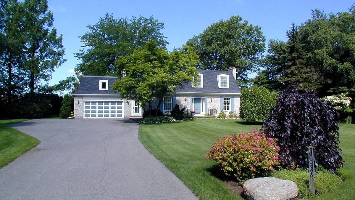 Niagara-on-the-Lake Villa | French country delight with pool, between vineyards and Niagara River, golf