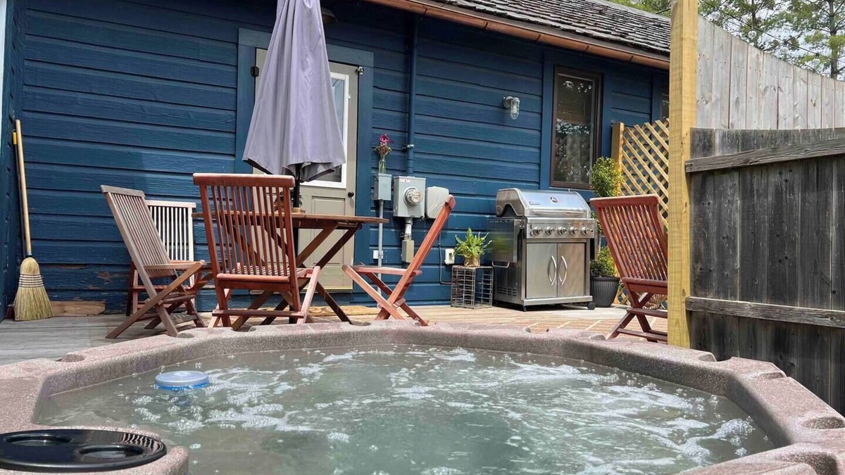 Coxsackie Cottage | French country cottage, fireplace & hottub
