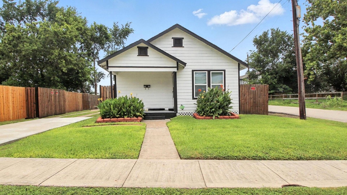 Northside House | “Frenchtown Finest”- Lovely 2-bedroom house three miles from Downtown Houston