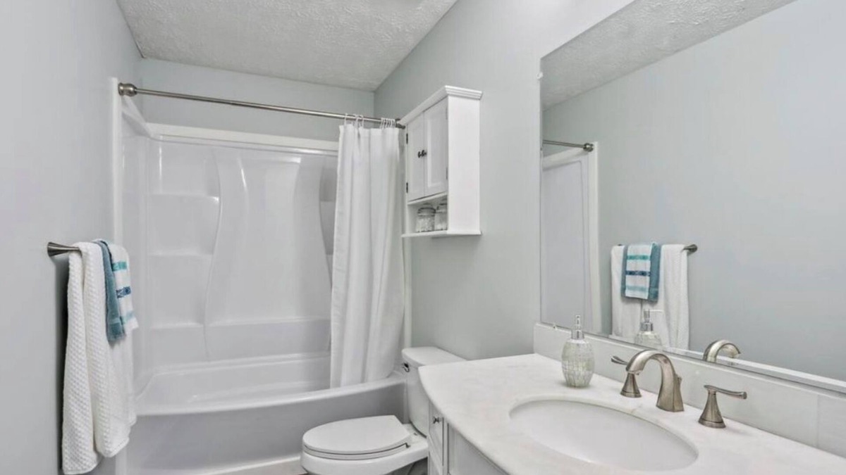 Hapeville House | Fresh and cozy 2bd 1bath home. Only 10mins to the airport and 10mins to the city