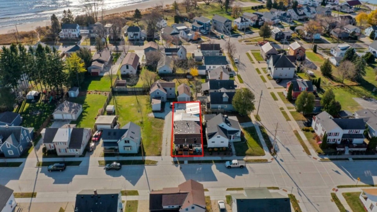 Two Rivers House | Fresh Coast Bar- Sleeps 12. 2 Blocks to Lake Michigan . Perfect for events!