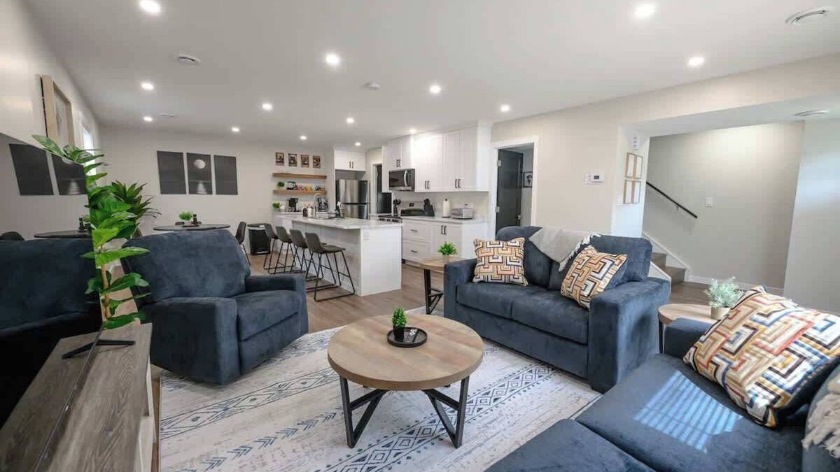 Grande Prairie House | Fresh & Modern | 3BR 1.5 Bath | Smart TV | WIFI