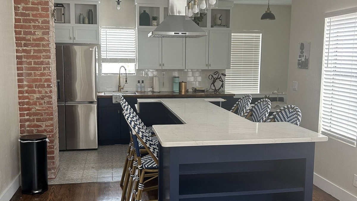 Lincoln Terrace Condo | Fresh remodel in neighborhood with great Architecture from early 1900's.