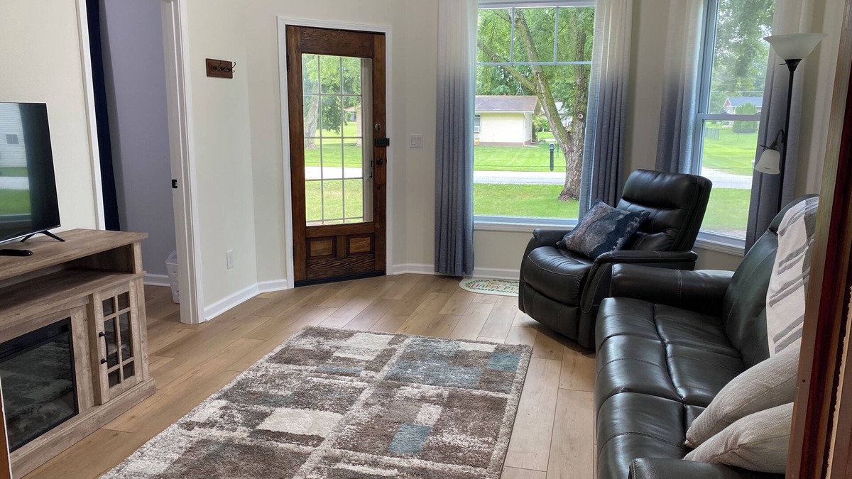 Dallas Center House | Fresh Remodel! Whole House Getaway Near DSM! Book 7+ days and save!