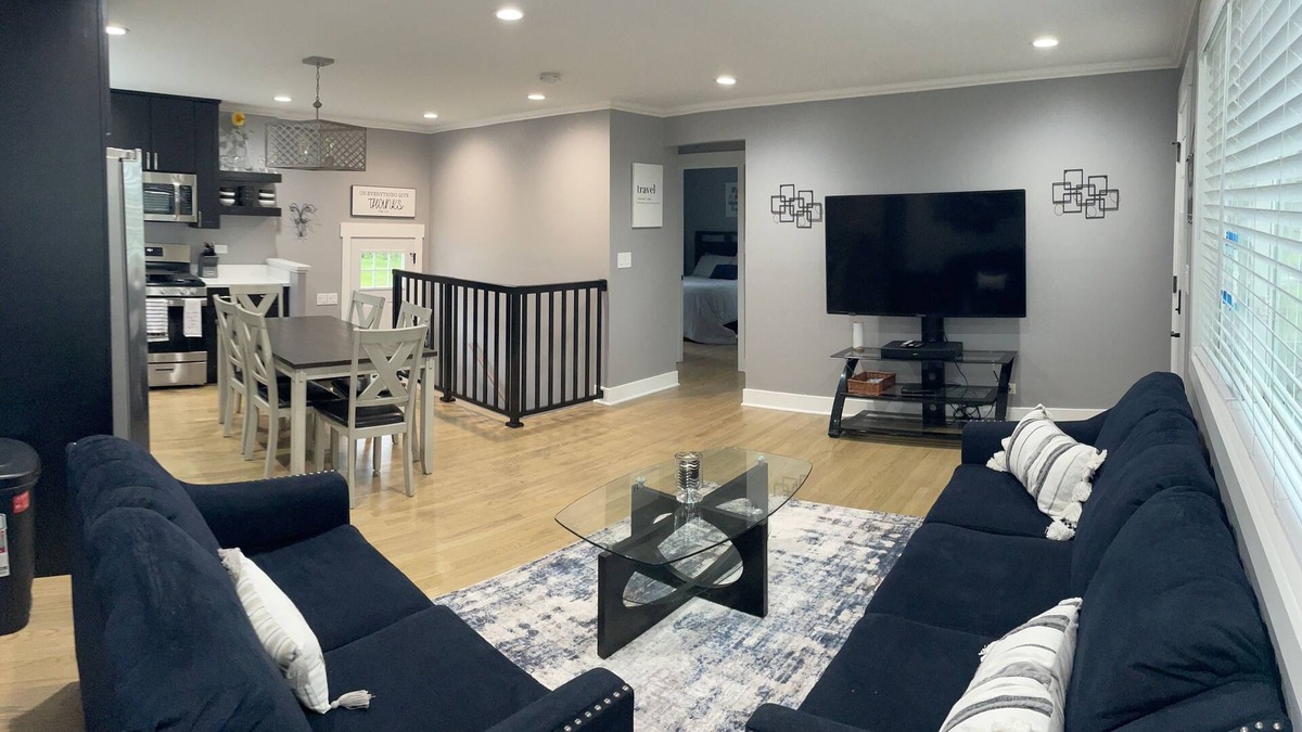 Des Plaines House | Freshly Remodeled Cozy Home
