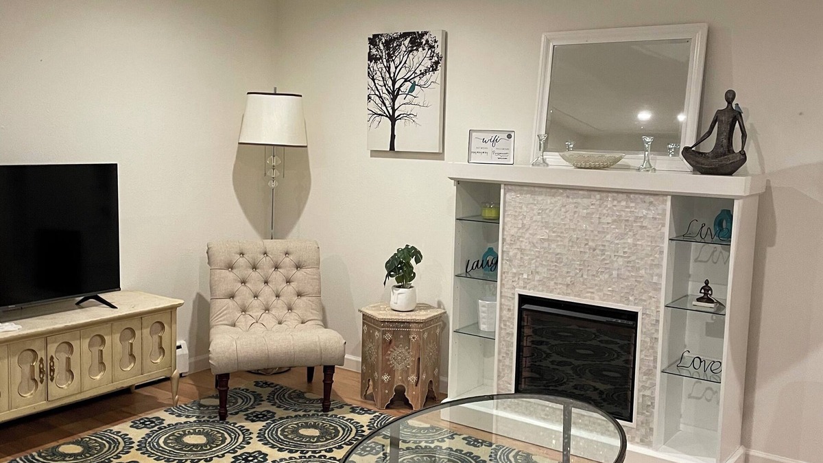 Edgewater House | Freshly remodeled MCM quiet oasis near parks, restaurants & shopping