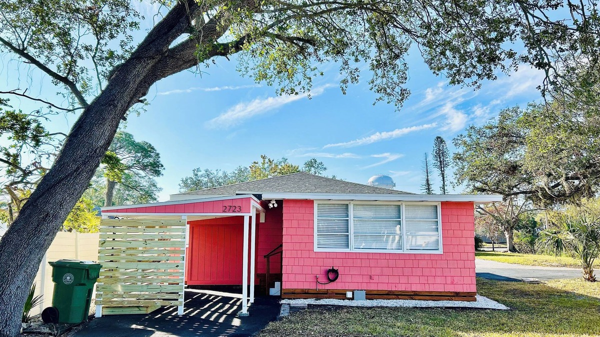 River District House | Freshly renovated 2-bedroom house in beautiful Bradenton with WiFi, AC