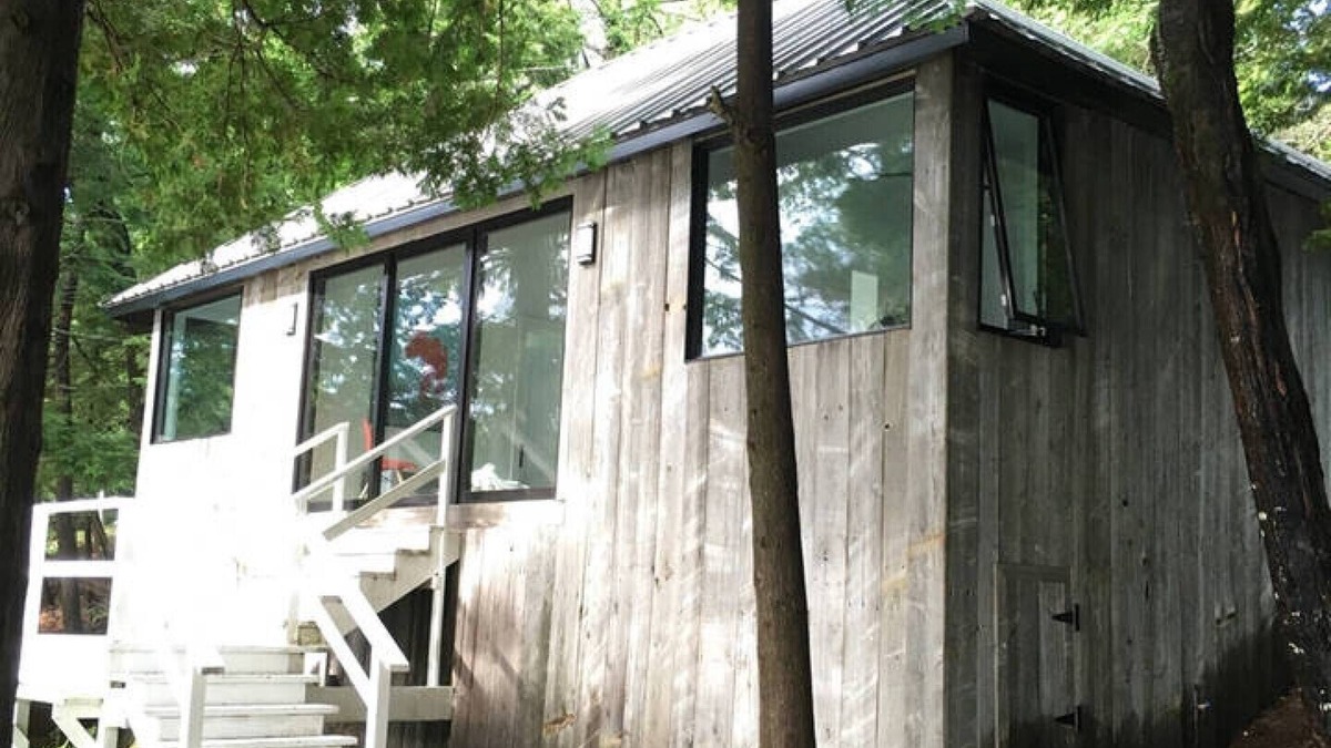 Muskoka Lakes House | Freshly Renovated, Modernized, Water's Edge Cottage.