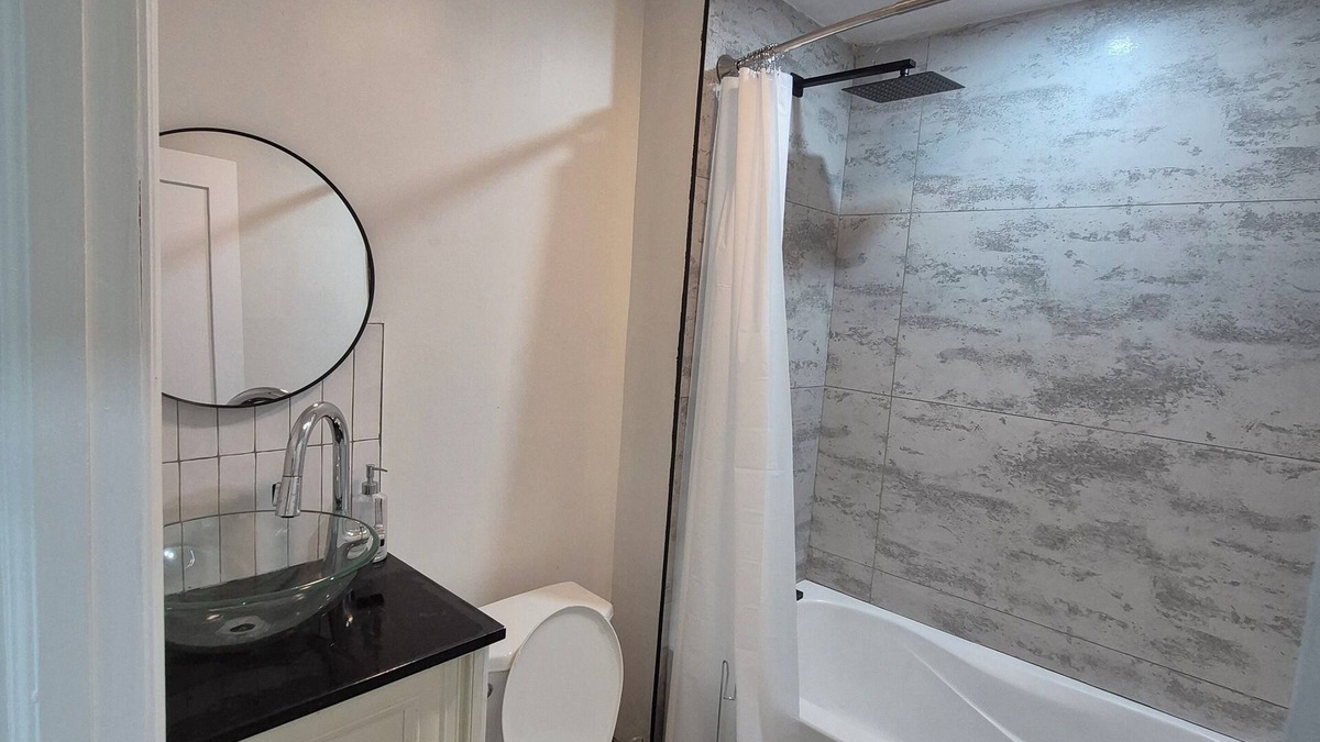 Trenton House | Freshly Renovated 2 bedroom house with big patio and backyard