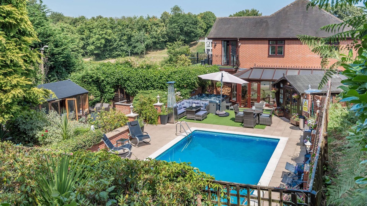 Sugnall Cottage | FRESHWINDS, family friendly, with pool in Market Drayton