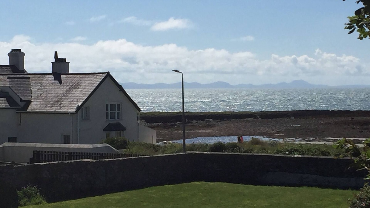 Rhosneigr House | Freshwinds is a wonderful sea-side holiday home with breath taking sea views