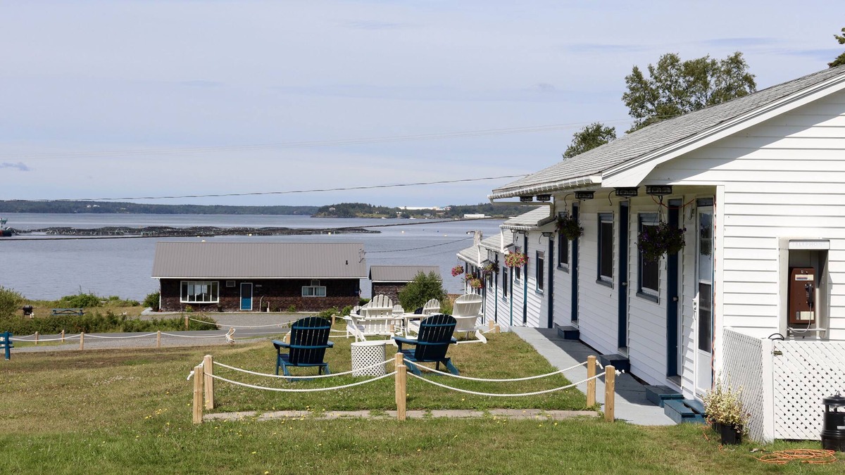 Welshpool Hotel | Friars Bay Inn & Cottages