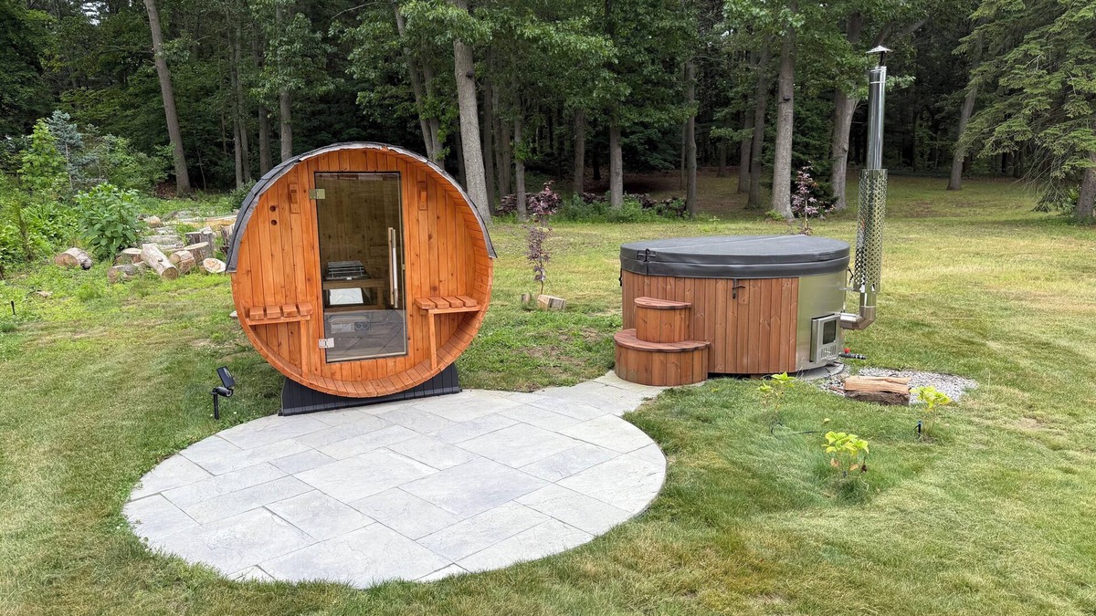 Benton Harbor Cottage | Friday Fowls Cottage - Sauna - Hot Tub - Fire Pit - Golf - Lake - Beach - Winery