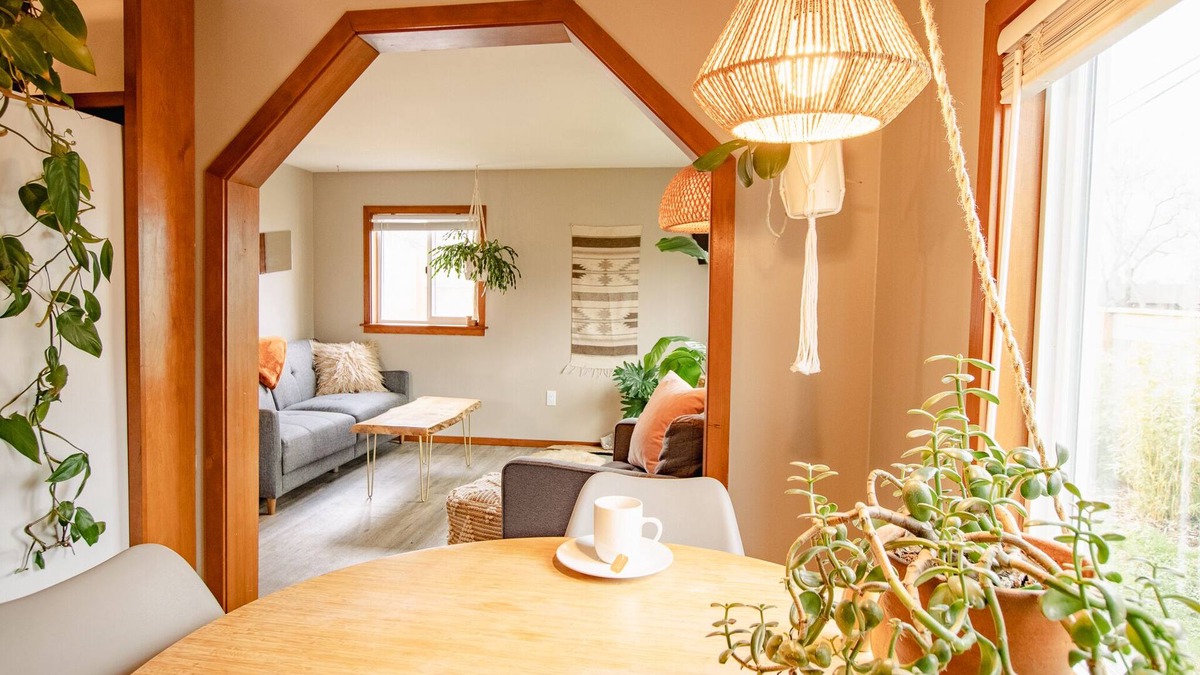 Friendly House | Friendly Alley Bungalow~Private Oasis Close to UO