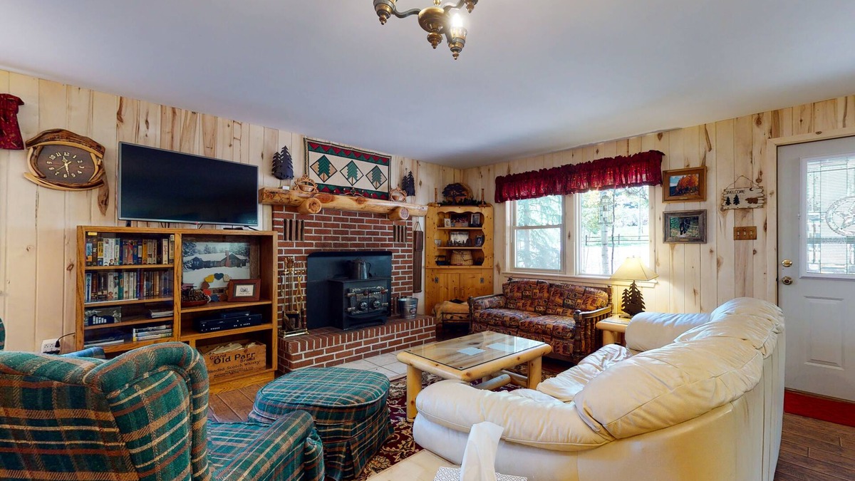 Ponderosa Pines Cabin | Friendly cabin with WiFi, deck, and porch swing - close to the National forest