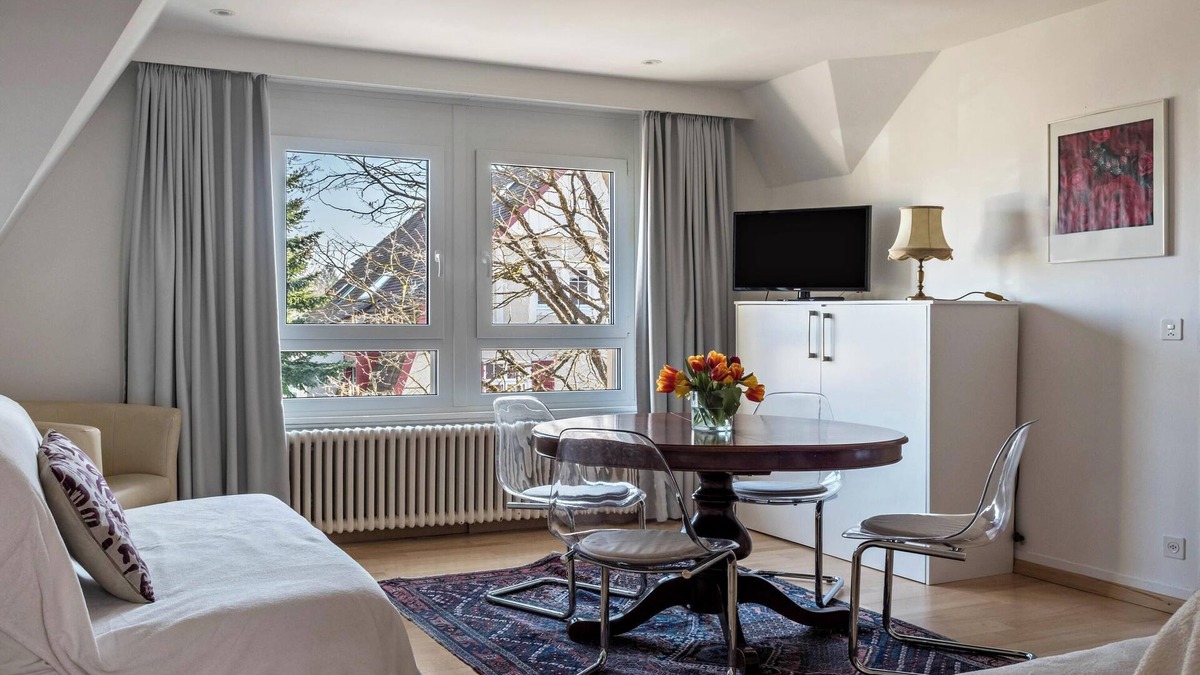 Kreuzlingen Apartment | Friendly Holiday Apartment "Alpenrose" near the Old Town with Balcony and Garden