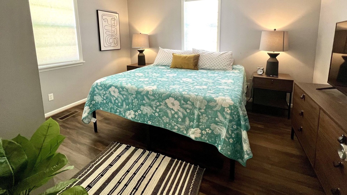 Clanton House | Friendly Small Town Home, 3 mi from I-65, Great Location! Close to everything!