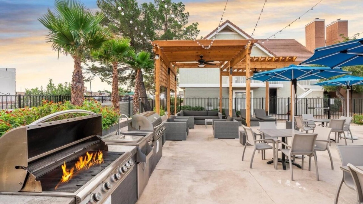 Biggs Field Hotel | Friendly Stay – Pet-Friendly & Outdoor Pool Access