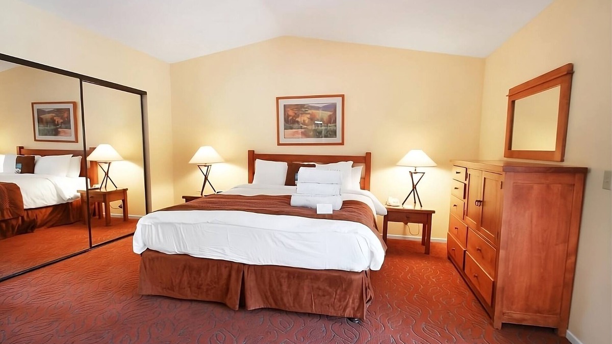 San Diego Country Estates House | Friends Getaway! Kitchen, Pool, Golf, Short Drive to Lenora Winery