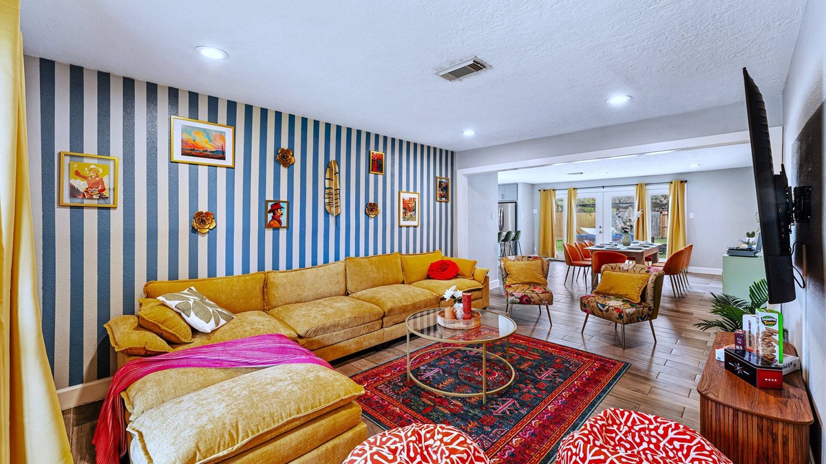Westbury House | Friends-Themed 4BD + Pingpong & Outdoor Theater