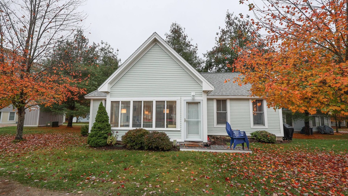Summer Village Cottage | Friendship Style Cottage at Summer Village newly furnished with Central Air!