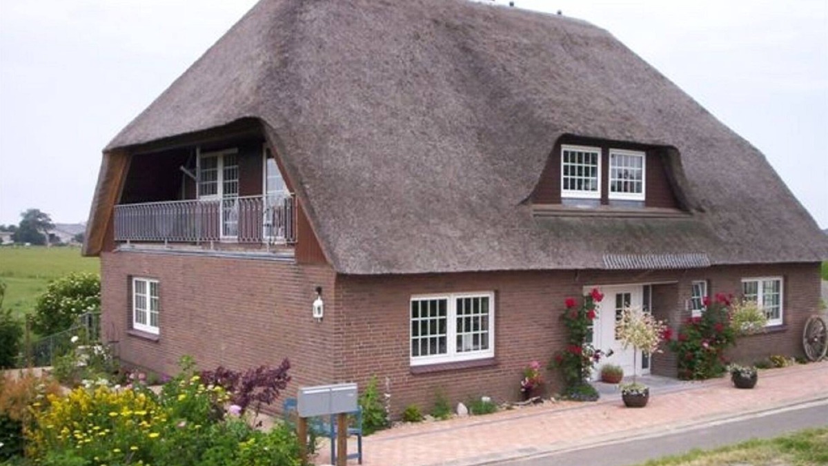 Galmsbull Apartment | Friesenkate- thatched house, garden, sauna, close to the beach